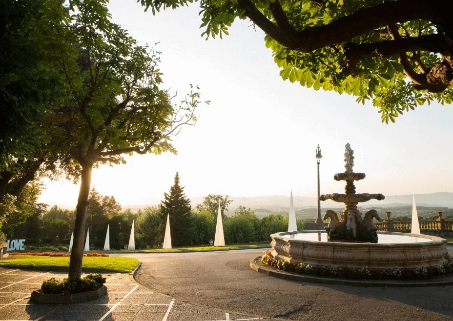 La fuente y los jardines de Mas Sant Lleí al atardecer